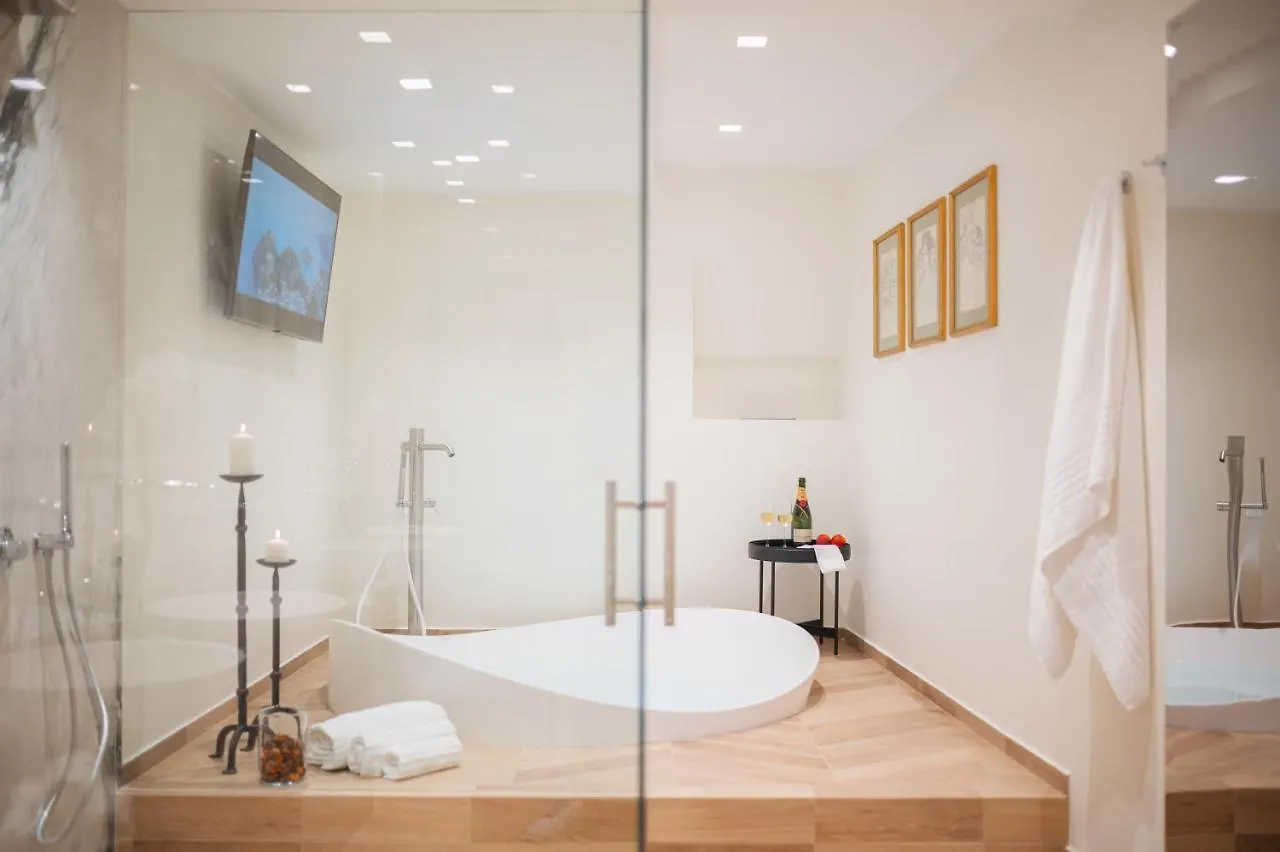 Naxi Suites 陶尔米纳 0*,